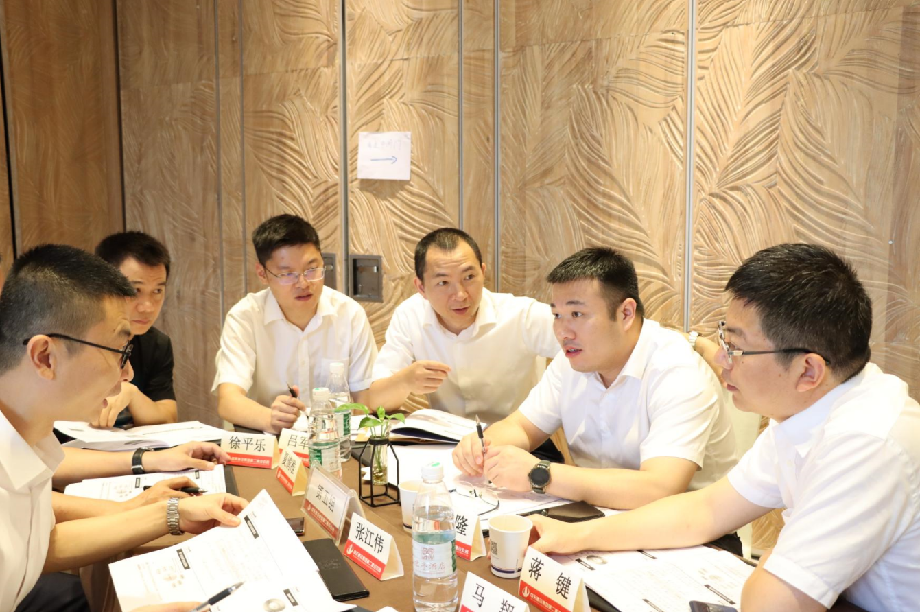 2021年6月25日-26日，尊龙时凯二建组织开展了2021年中高层主管执行力培训。本次培训特邀清华、北大、上海交大总裁班讲师，中国企业家协会特聘高级讲师许晋老师进行授课。